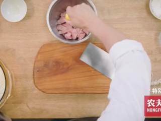 10、小酥肉汤&发糕,3.依次加柠檬汁、胡椒粉、盐、五香粉、料酒放入肉中搅拌，用手抓打，腌制10分钟