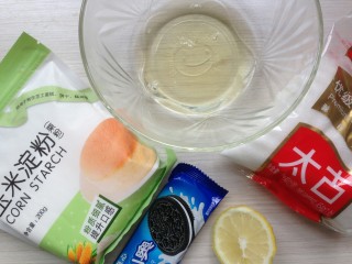 1、奥利奥奶油蛋白饼,准备好所有材料，蛋清打在无水无油干净的盆里。