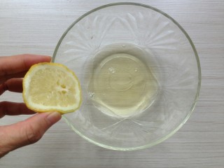 2、奥利奥奶油蛋白饼,加几滴柠檬汁入蛋清里。