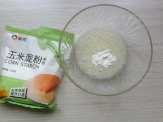 3、奥利奥奶油蛋白饼,用电动打蛋器打至粗泡，加入玉米淀粉。