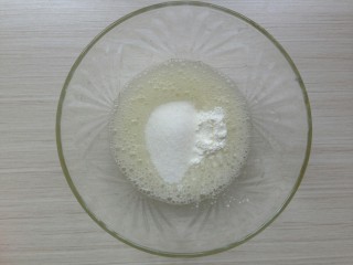 4、奥利奥奶油蛋白饼,加入27克细砂糖。