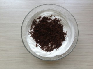 8、奥利奥奶油蛋白饼,将13克左右的饼干末加入到打发好的蛋白里。