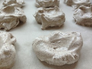 10、奥利奥奶油蛋白饼,用大汤匙将拌好的奥利奥蛋白糊，勺到铺了油纸的不粘烤盘上一共8份。