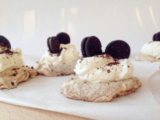 12、奥利奥奶油蛋白饼,150克淡奶油加入13克细砂糖，隔冰水打发。将打发好的淡奶油，勺在冷却好的奥利奥饼底上面，再撒点剩余的饼干末，放上两块迷你奥利奥饼干即可。