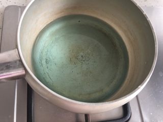 2、海洋之心戚风奶油蛋糕,将蓝色饮料煮沸