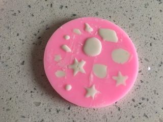 13、海洋之心戚风奶油蛋糕,将挤好的模具放入冰箱冷藏10-15分钟