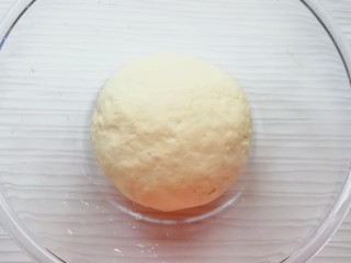 3、火腿彩蔬披萨,揉成光滑的面团。