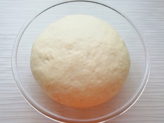 4、火腿彩蔬披萨,盖上保鲜膜发酵至两倍大。