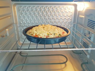 11、火腿彩蔬披萨,送入预热好的烤箱。