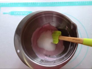 5、蓝莓酸奶慕斯蛋糕（免烤版）,自制蓝莓酸奶中加入细砂糖用刮刀搅拌均匀