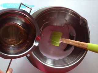 6、蓝莓酸奶慕斯蛋糕（免烤版）,将隔水溶化的吉利丁液倒入蓝莓酸奶中，快速搅拌均匀后加入柠檬汁