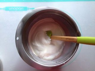 8、蓝莓酸奶慕斯蛋糕（免烤版）,将打发好的淡奶油倒入蓝莓酸奶糊中，翻拌均匀成蓝莓酸奶慕斯糊