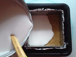 9、蓝莓酸奶慕斯蛋糕（免烤版）,取出冷藏的饼底，将蓝莓酸奶慕斯糊倒入模具，放冰箱冷藏至少4小时