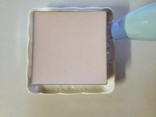 10、蓝莓酸奶慕斯蛋糕（免烤版）,取出做好的蓝莓酸奶慕斯，用吹风机（或热毛巾）将周围轻微加热，方便脱模