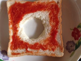 1、【减脂早餐】芝士吐司披萨,将面包中央挖一个鸡蛋大小的洞 便于打鸡蛋