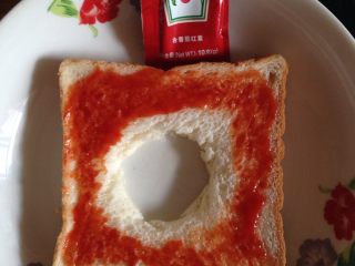 2、【减脂早餐】芝士吐司披萨,将番茄酱抹在面包片上