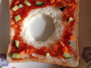 3、【减脂早餐】芝士吐司披萨,将蔬菜粒铺在面包上 这里我用的是黄瓜粒和胡萝卜