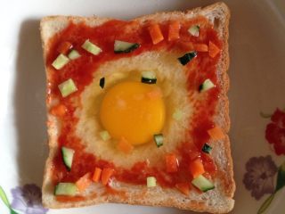 4、【减脂早餐】芝士吐司披萨,将鸡蛋打入小洞内 选取小一些的鸡蛋以免装不下 鸡蛋上撒少许盐和黑胡椒