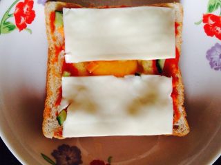 5、【减脂早餐】芝士吐司披萨,将芝士片放在面包上 最好是马苏里拉奶酪 有拉丝的效果