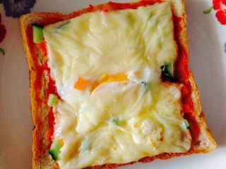 6、【减脂早餐】芝士吐司披萨,放入微波炉高火叮一分二十秒 具体视自己家的微波炉而定 可以一点点加时间