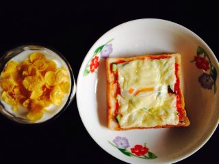 7、【减脂早餐】芝士吐司披萨,成品如图 再加一杯隔夜燕麦 一份健康营养的早餐就做好啦