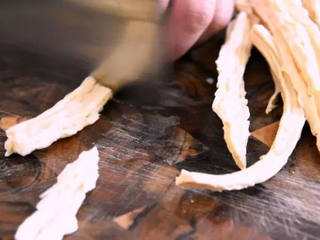 3、凉拌腐竹好吃的秘诀,看一遍就懂,两分钟就能上桌!,腐竹泡软后，切段备用