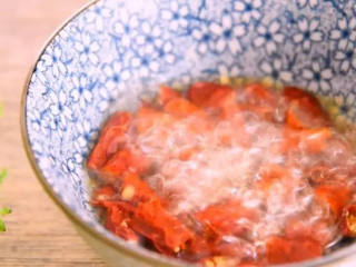 6、凉拌腐竹好吃的秘诀,看一遍就懂,两分钟就能上桌!,淋一勺热油至干辣椒上