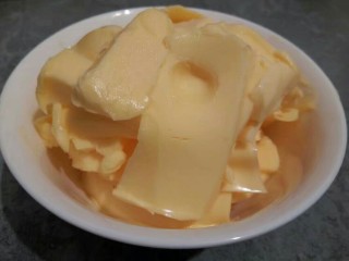 1、手工diy饼干,黄油提前从从冷冻箱拿出来,软化到手指可以轻易戳穿