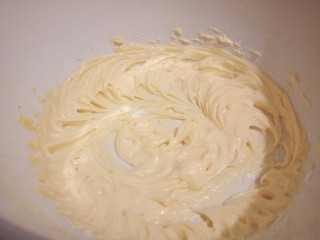 3、手工diy饼干,用电动打蛋器,打发蓬松,颜色变浅