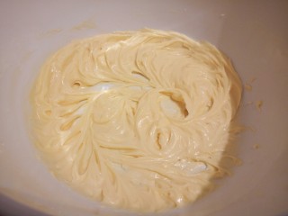 5、手工diy饼干,继续用打蛋器搅拌到蛋黄和黄油混合,