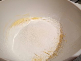 6、手工diy饼干,筛入低筋面粉