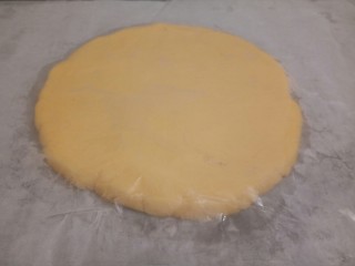 8、手工diy饼干,面团上面再垫一张油纸,(垫了油纸,这样擀的时候,不会把擀面杖粘住)擀成0.5cm的厚度