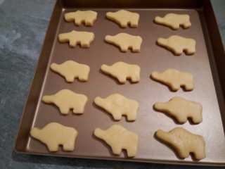 10、手工diy饼干,一直到印好为止,是不是很可爱呀,放在不粘盘里,