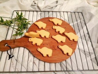 14、手工diy饼干,儿子给小河马放了黑芝麻,说这样放了更立体,哈哈!