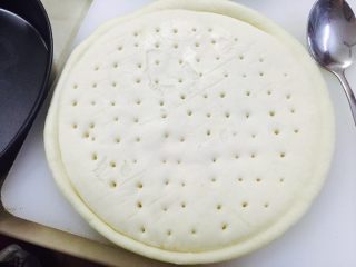 1、水果披萨,准备一块披萨披 (在淘宝有卖做好的