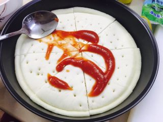 2、水果披萨,抹上番茄酱，然后先撒一点马苏里拉芝士碎