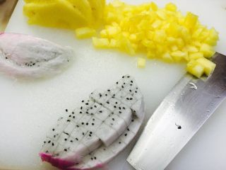 3、水果披萨,菠萝和火龙果切小块