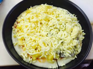 5、水果披萨,再撒上 马苏里拉芝士碎