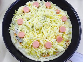 6、水果披萨,再把火腿肠 切块 ，做点摆设，好看哈，有点颜色