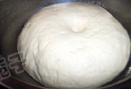 1、宫保鸡丁披萨,面粉中加入水 盐 糖 酵母揉成面团，加入黄油揉成光滑的面团，发酵到2倍大