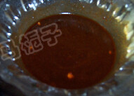 4、宫保鸡丁披萨,取一碗加入醋 生抽 糖 辣酱 盐勾兑成碗汁