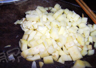 5、宫保鸡丁披萨,腰果在煎锅炒制香脆，土豆切成小丁，把马苏奶酪和奶油奶酪切成小丁备用