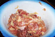 6、宫保鸡丁披萨,鸡腿肉加入盐和水淀粉上浆，土豆丁在煎锅煎至八成熟