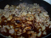 7、宫保鸡丁披萨,油锅下入鸡丁煸炒，至鸡丁变白倒入碗汁