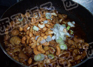 8、宫保鸡丁披萨,煸炒汤汁粘稠。下入腰果和葱段，煸炒均匀，关火凉凉备用