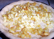 9、宫保鸡丁披萨,拿出饼匹，边缘刷蛋液。放入熟的土豆丁和奶油奶酪