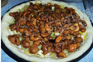 10、宫保鸡丁披萨,放上一层凉透的宫保鸡丁，再放上一层马苏奶酪