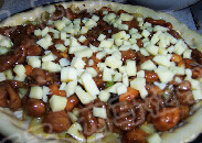 11、宫保鸡丁披萨,再加上一层宫保鸡丁，入烤箱200度 15分钟，取出再把剩下的奶酪全部撒上