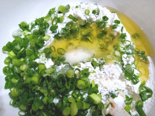 11、香葱苏打饼干,将面粉，葱末，油，盐，小苏打都倒入盆中