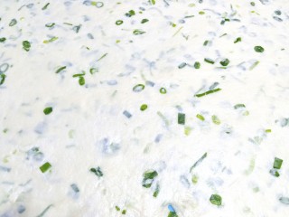 15、香葱苏打饼干,擀成薄片